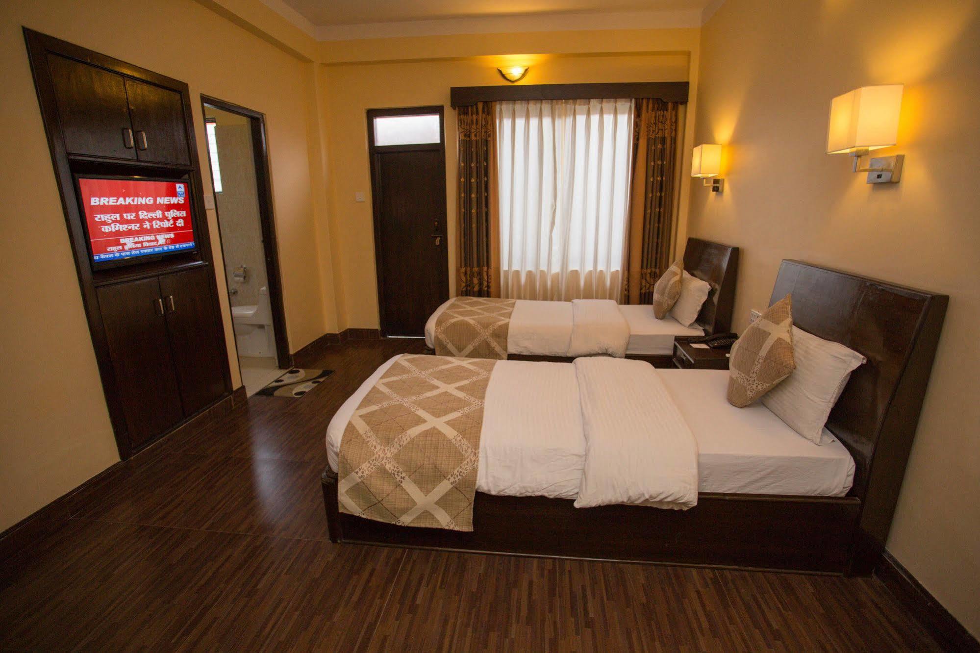 Hotel Peninsula Pokhara Esterno foto